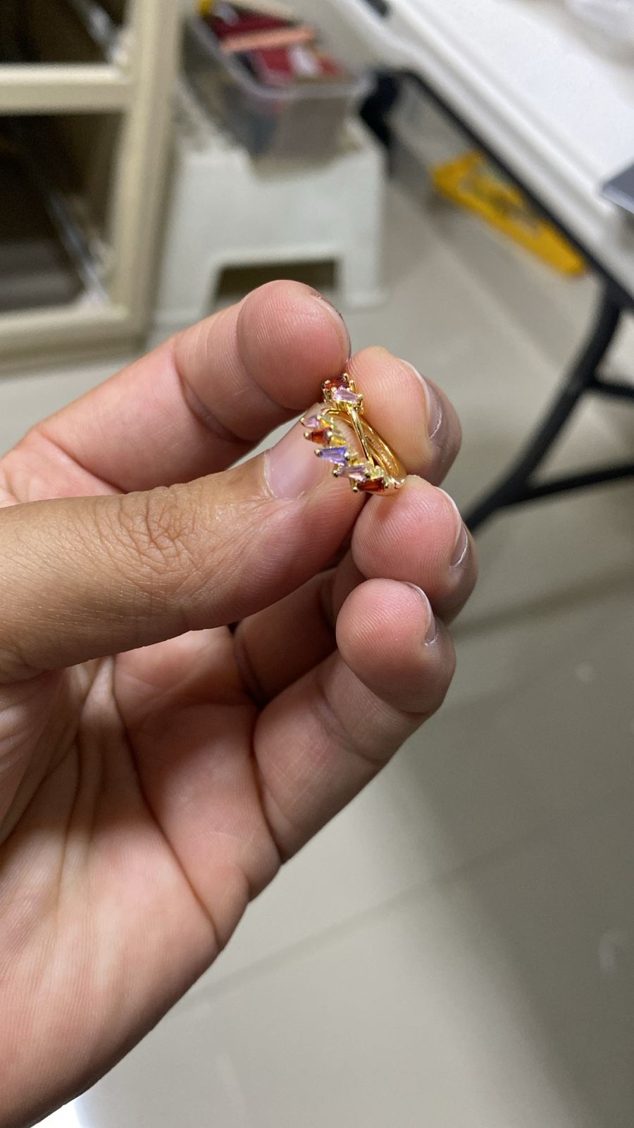 Argolla pequeña con zirconia de color