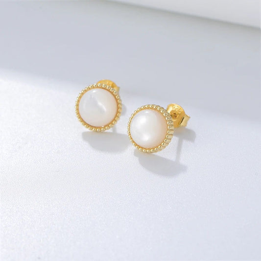 Arete botón blanco