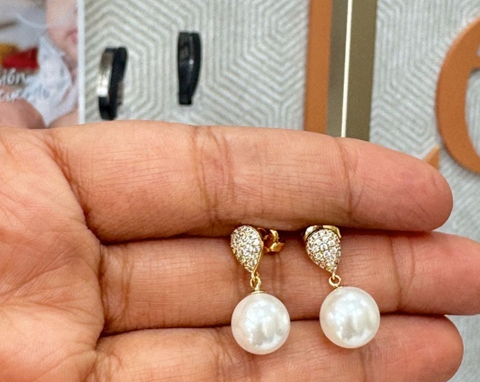 Arete de gota con perla y zirconia