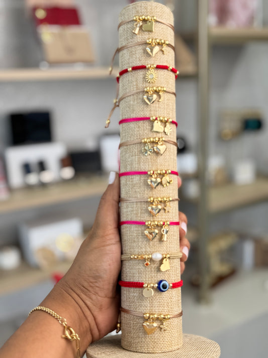 Pulsera de hilo con dijes variados