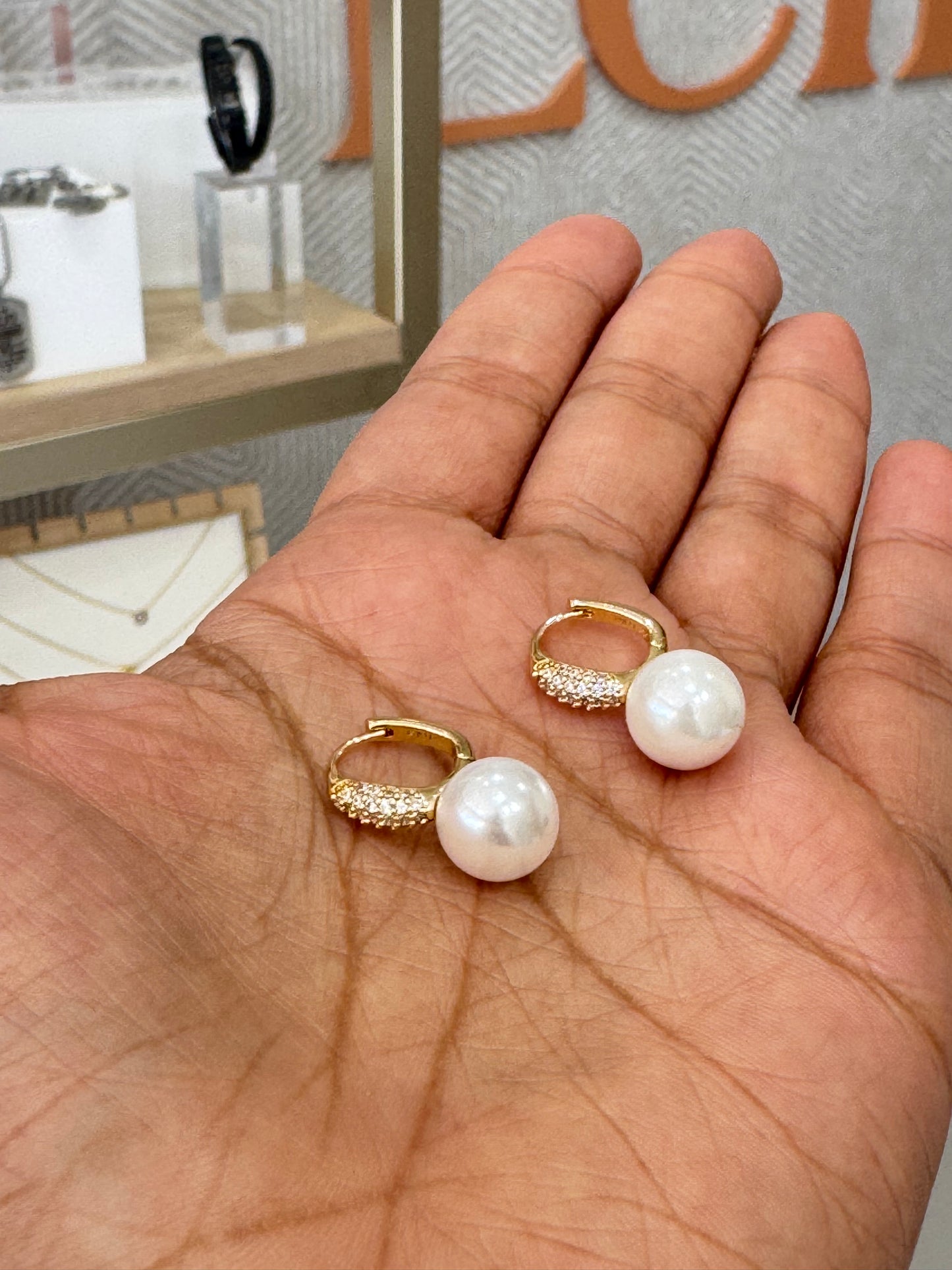 Arete con perla y cierre cuadrado