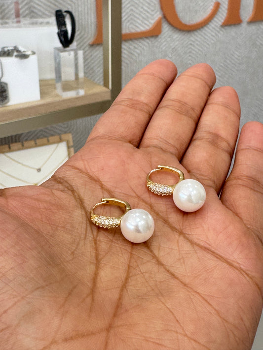 Arete cierre cuadrado de perlas